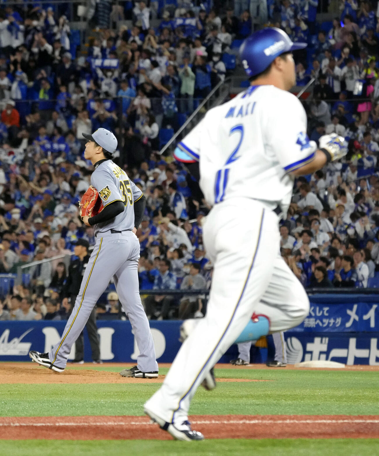 3回、牧（手前）に2ランを浴びた阪神・才木＝横浜