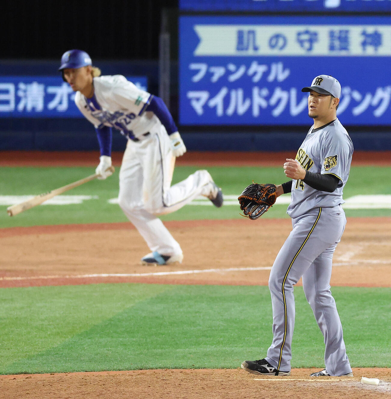 DeNA対阪神　8回裏DeNA1死一、三塁、三森大貴に中前適時打を浴びる岩貞祐太（撮影・河田真司）