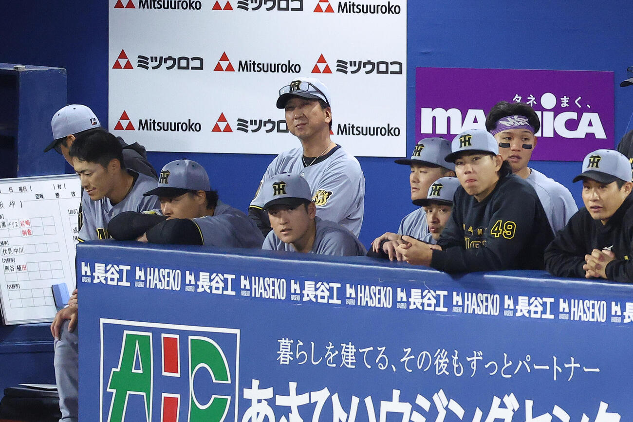 DeNA対阪神　9回表、戦況を見守る藤川球児監督（撮影・河田真司）