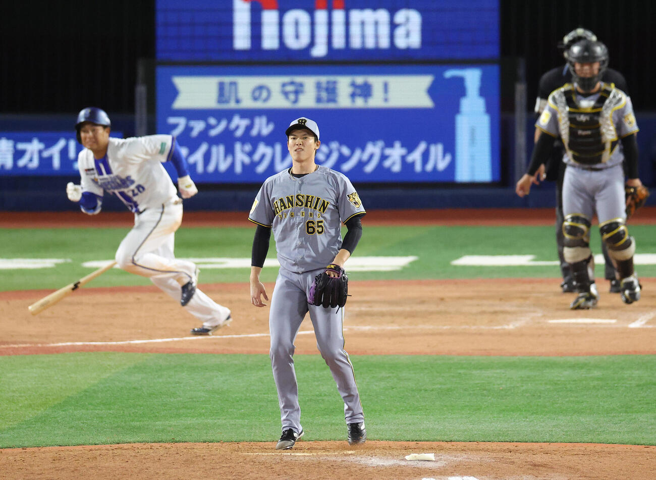 DeNA対阪神　8回裏DeNA1死二、三塁、勝又温史に中前適時打を浴びる湯浅京己（撮影・河田真司）