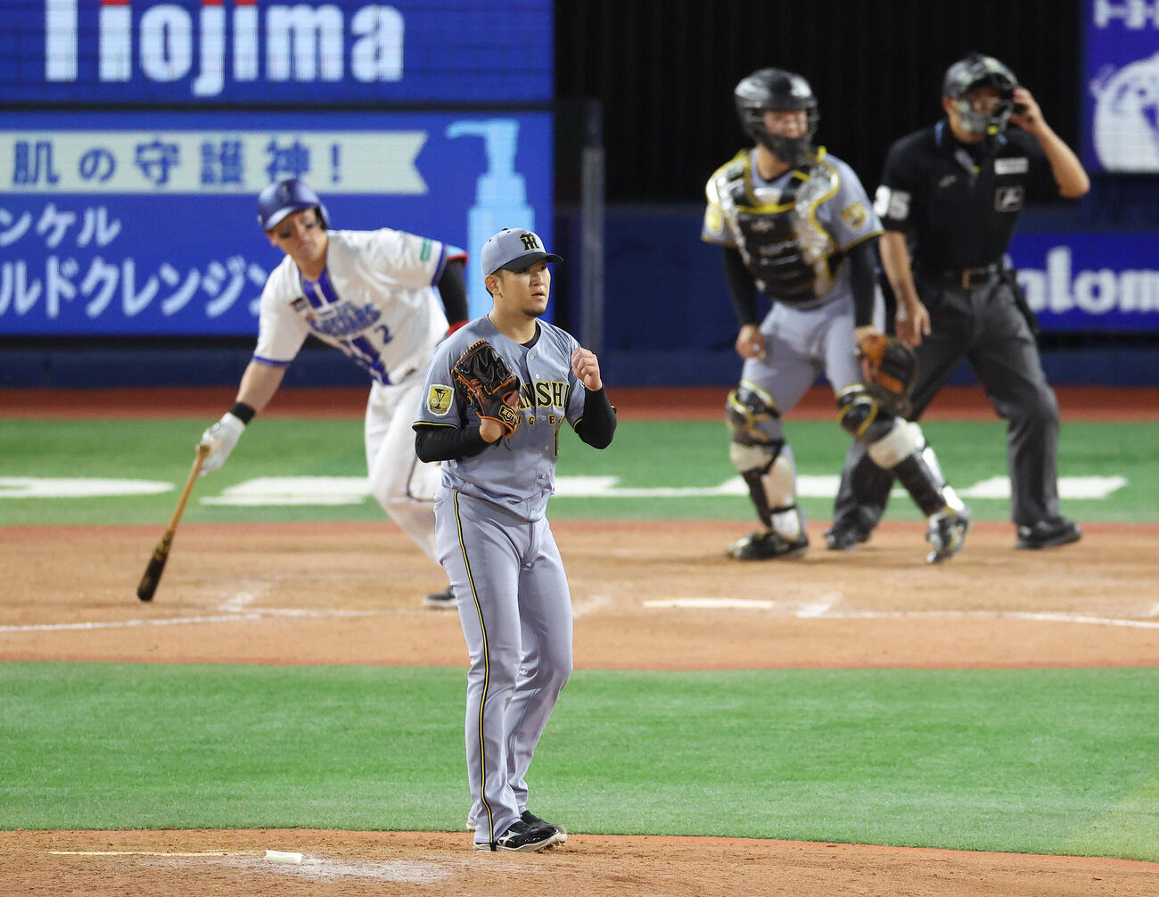 DeNA対阪神　8回裏DeNA1死一塁、牧秀悟に二塁打を浴びる岩貞祐太（撮影・河田真司）