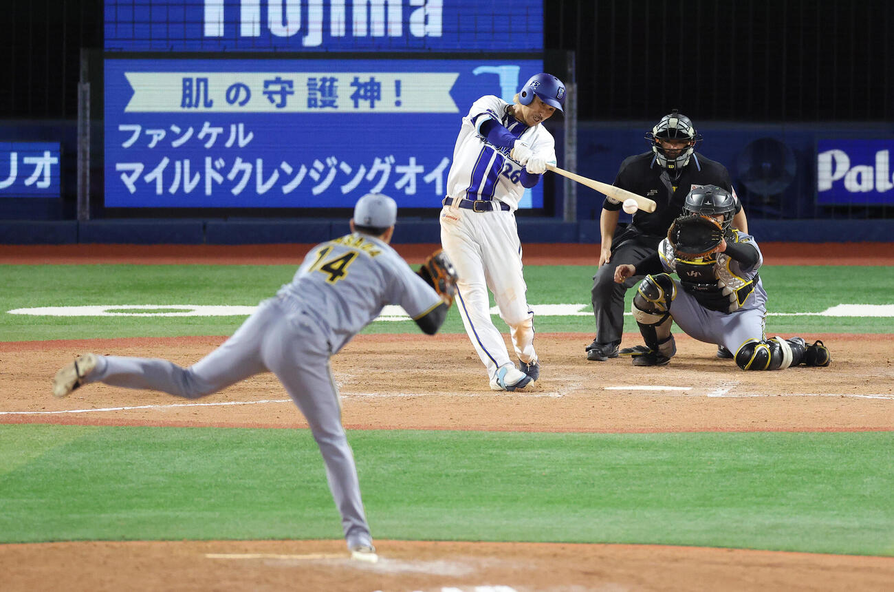 DeNA対阪神　8回裏DeNA1死一、三塁、中前適時打を放つ三森大貴。投手岩貞祐太（撮影・河田真司）