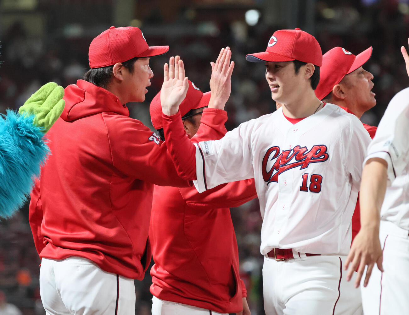 広島対ヤクルト　ハイタッチする新井貴浩監督（左）と先発の森下暢仁（撮影・加藤孝規）