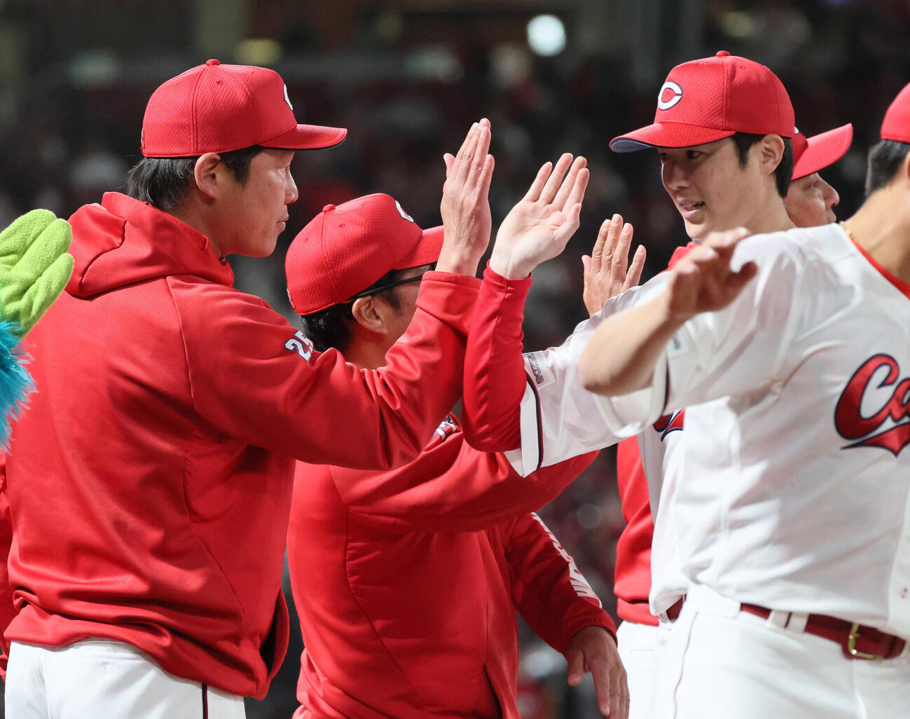広島対ヤクルト　ハイタッチする新井貴浩監督（左）と先発の森下暢仁（撮影・加藤孝規）
