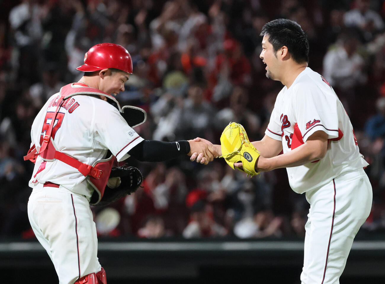 広島対ヤクルト　最後を締めた中崎翔太（右）は持丸泰輝と握手（撮影・加藤孝規）
