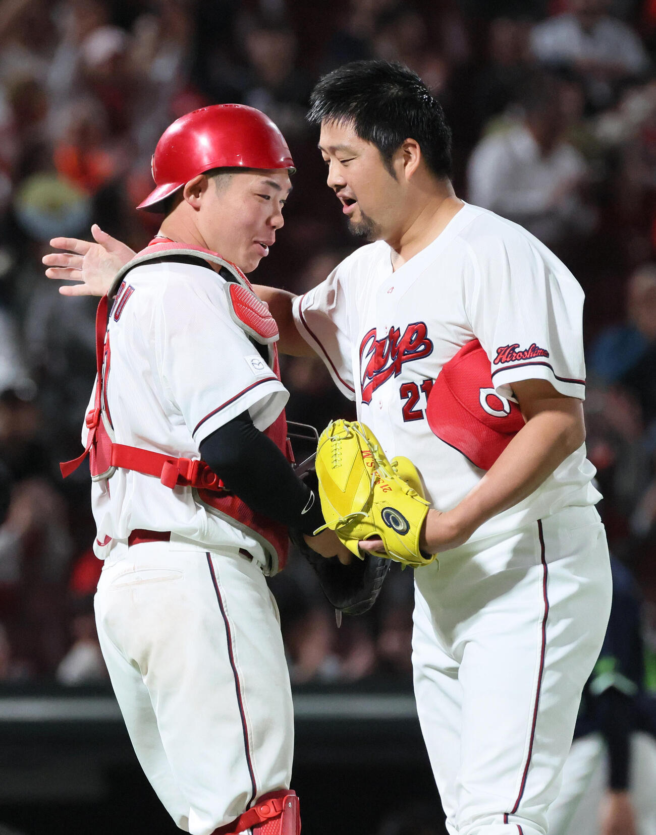 広島対ヤクルト　最後を締めた中崎翔太（右）と持丸泰輝と握手（撮影・加藤孝規）