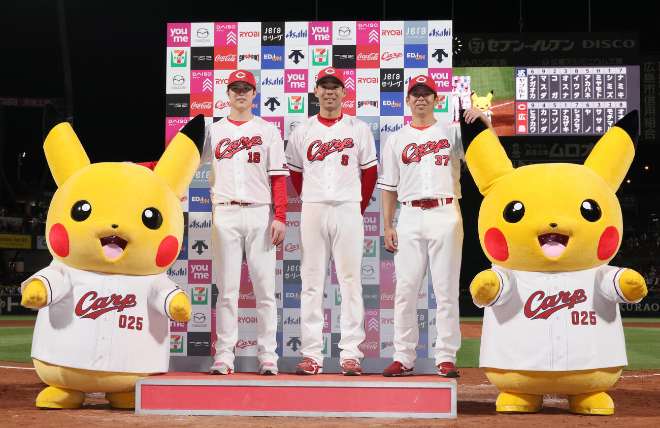 広島対ヤクルト　お立ち台でピカチュウとポーズを決める左から森下暢仁、秋山翔吾、野間峻祥（撮影・加藤孝規）