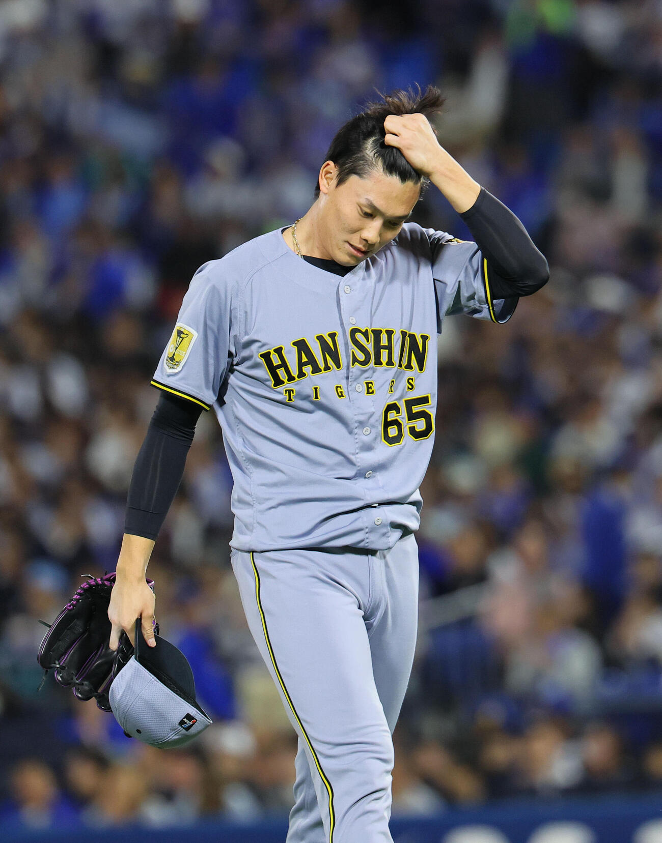 DeNA対阪神　8回途中、降板する阪神湯浅京己（撮影・藤尾明華）