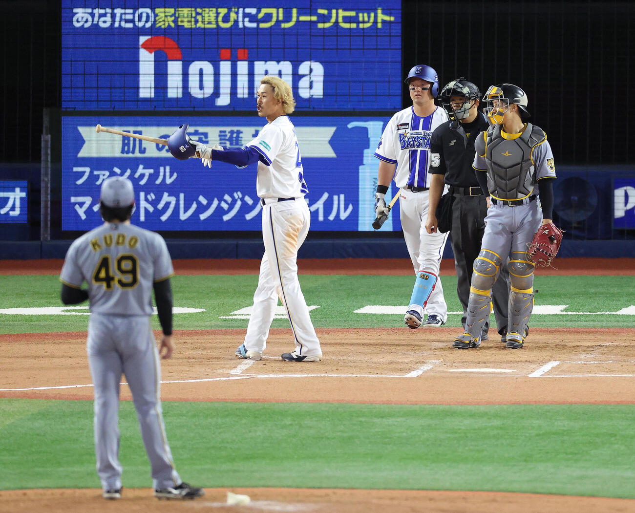 DeNA対阪神　6回裏DeNA1死、一ゴロの判定に抗議する三森大貴。投手工藤泰成（撮影・河田真司）