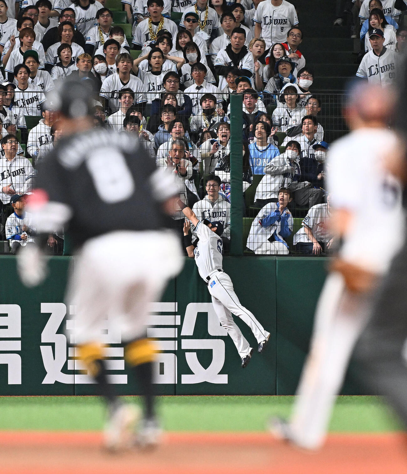 西武対ソフトバンク　8回表ソフトバンク無死一、二塁、左翼手岸潤一郎は柳田悠岐の打球を好捕する　（撮影・滝沢徹郎）