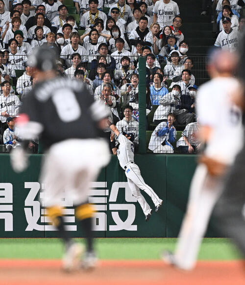 【動画】西武岸潤一郎、チーム救うフェンス際美技キャッチ！