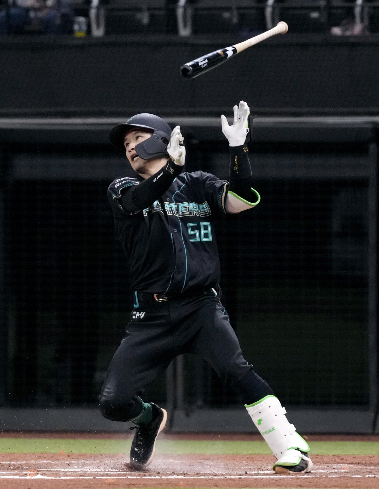 4回日本ハム2死二塁、奈良間が左越えに勝ち越し二塁打を放つ＝エスコンフィールド