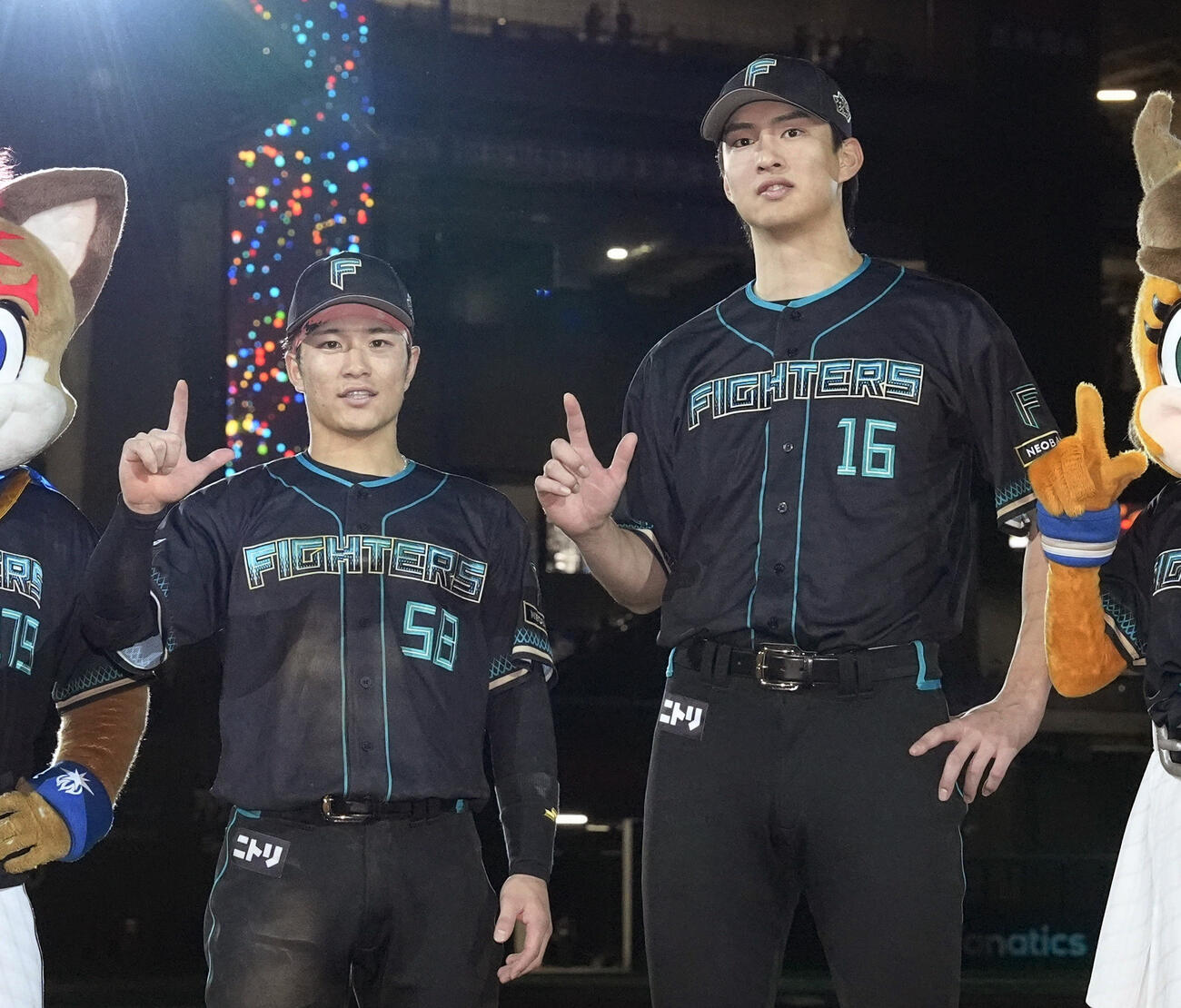 ヒーローインタビューでポーズをとる日本ハム・奈良間（左）と達＝エスコンフィールド