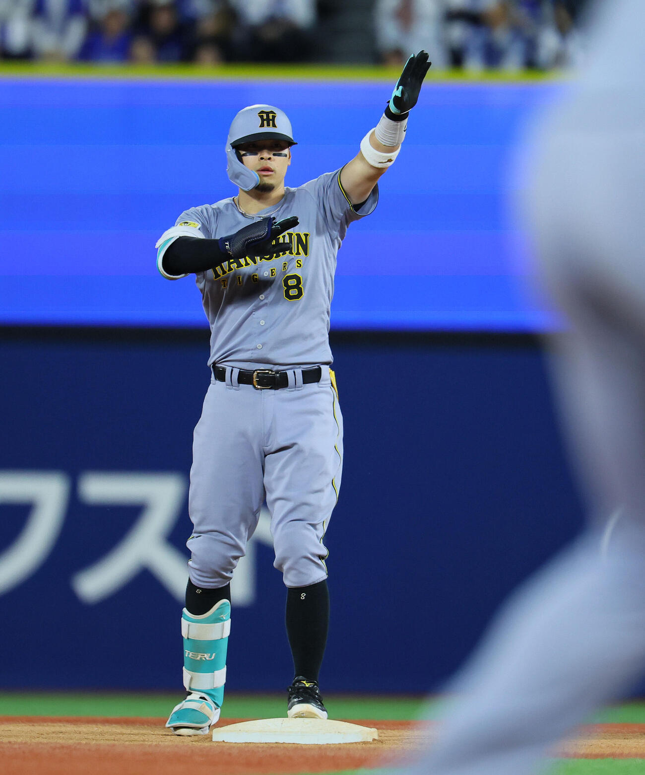 DeNA対阪神　8回表阪神1死満塁、佐藤輝明は2点適時二塁打を放ちポーズをとる（撮影・藤尾明華）
