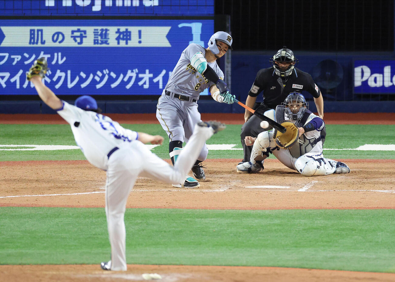DeNA対阪神　8回表阪神1死満塁、2点適時二塁打を放つ佐藤輝明。投手伊勢大夢（撮影・河田真司）