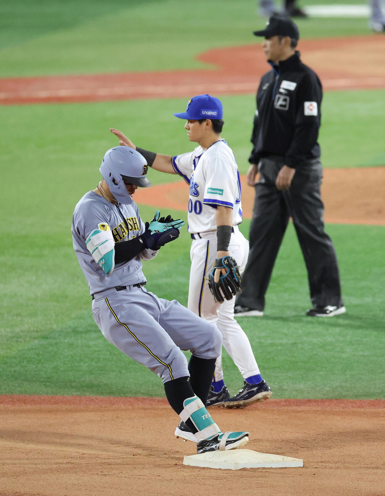 DeNA対阪神　8回表阪神1死満塁、2点適時二塁打を放つ佐藤輝明。投手伊勢大夢（撮影・河田真司）