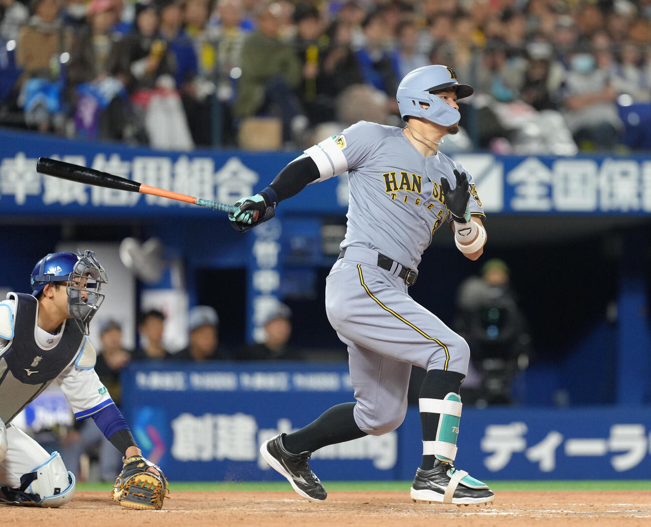 DeNA対阪神　8回表阪神1死満塁、佐藤輝明は2点適時二塁打を放つ（撮影・足立雅史）