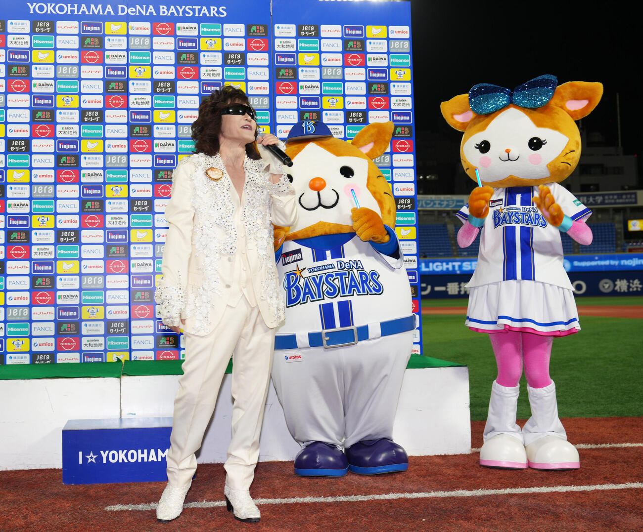 DeNA対阪神　この日誕生日のDeNA牧秀悟に向けてハッピバースデーを歌う龍玄とし（Toshl）（撮影・足立雅史）