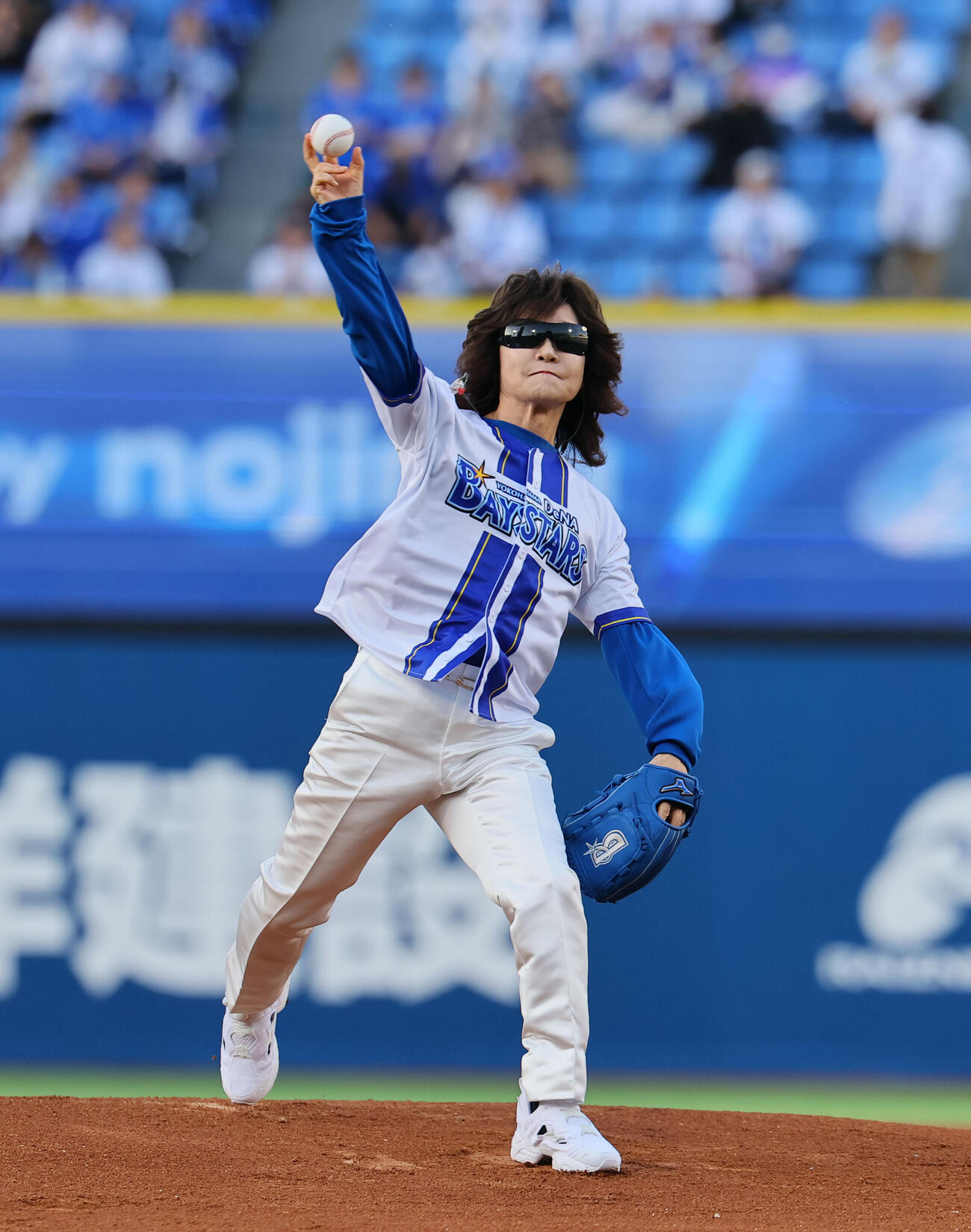 DeNA対阪神　セレモニアルピッチを行う龍玄とし（Toshi）（撮影・藤尾明華）
