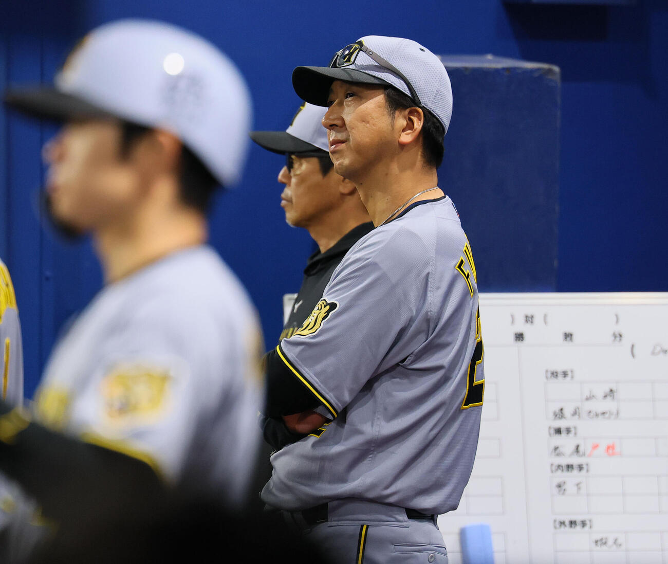 DeNA対阪神　9回、ベンチから試合を見つめる阪神藤川球児監督（撮影・藤尾明華）