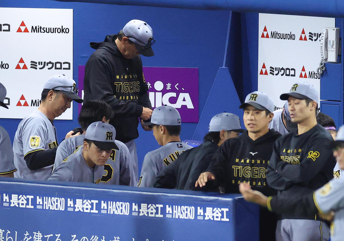 DeNA対阪神　DeNAに敗れベンチから引き揚げる藤川球児監督（左）（撮影・河田真司）