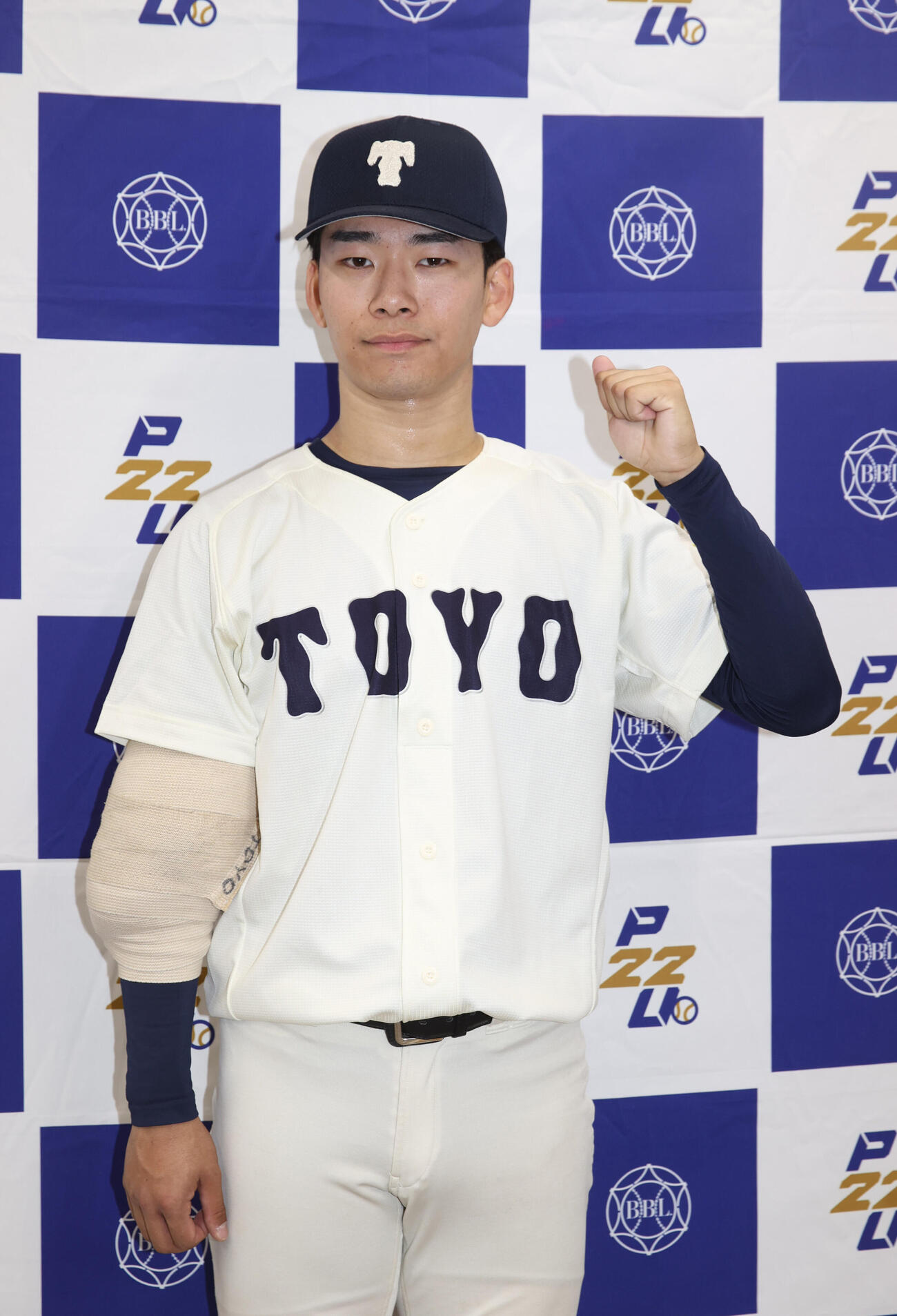 東都大学球　東洋大対国学院大　　8回途中から登板した東洋大・谷公希はガッツポーズする　　（撮影・柴田隆二）.
