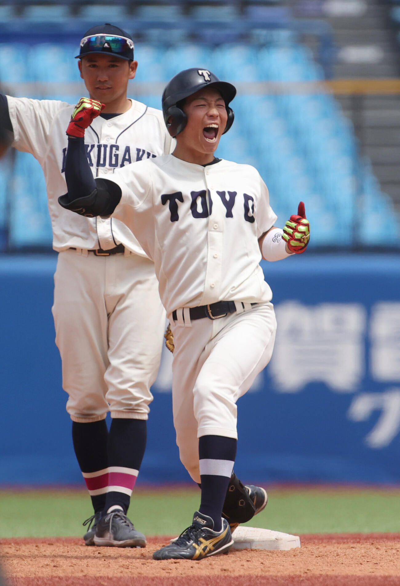 東都大学球　東洋大対国学院大　　9回表東洋大2死満塁、代打・染田棟煌は適時二塁打を放ガッツポーズする　　　（撮影・柴田隆二）.