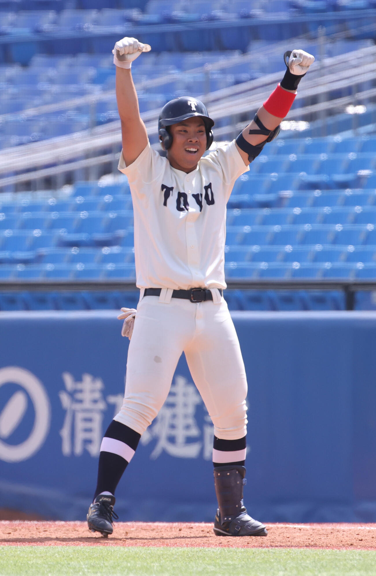 東都大学球　東洋大対国学院大　　4回表東洋大2死二、三塁、奈良飛雄馬は2点適時打を放ガッツポーズする　（撮影・柴田隆二）.