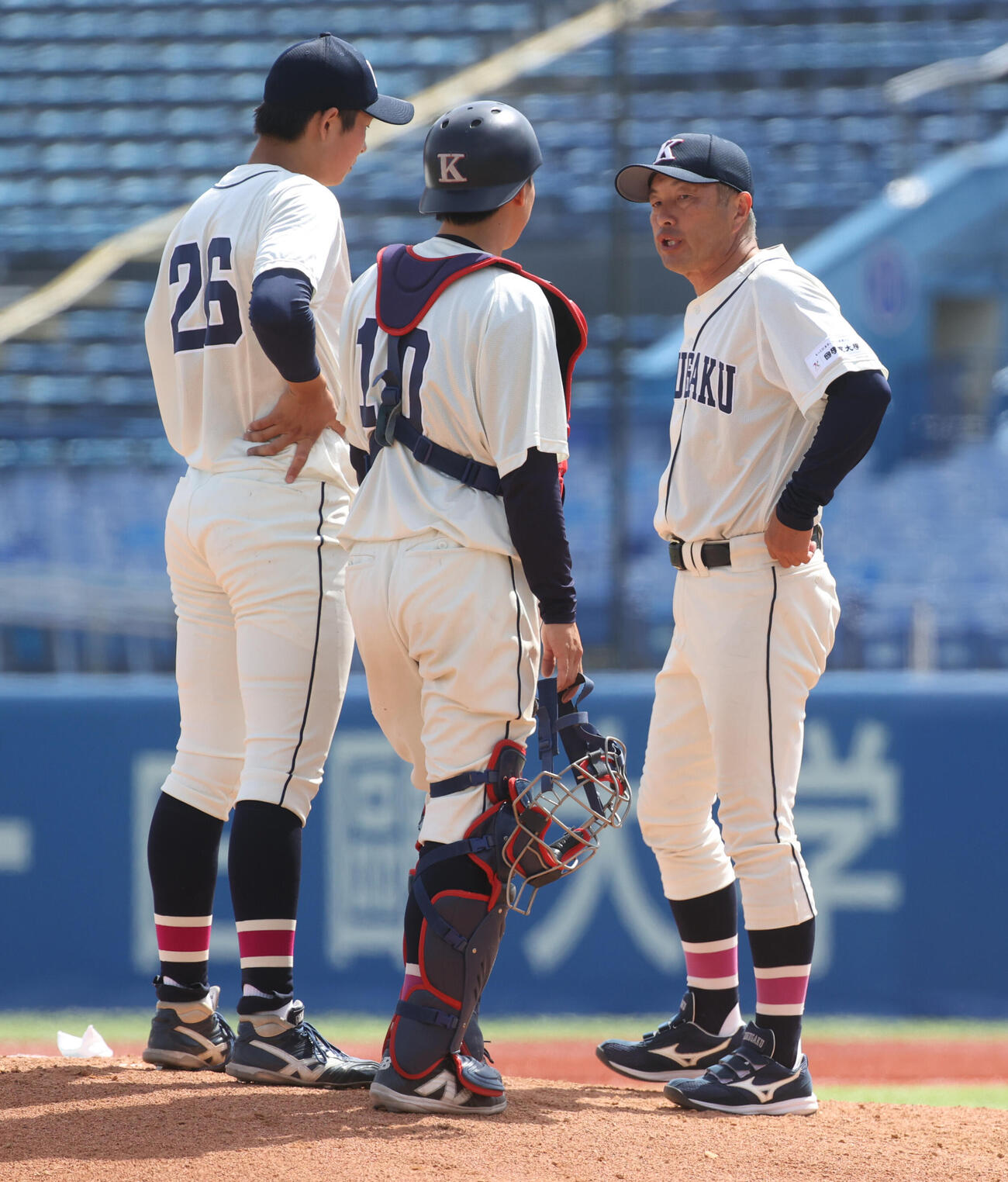 東都大学球　東洋大対国学院大　　4回のピンチにマウンドで話す国学院大・中井遥次郎（左）と鳥山泰孝監督（右）　（撮影・柴田隆二）.
