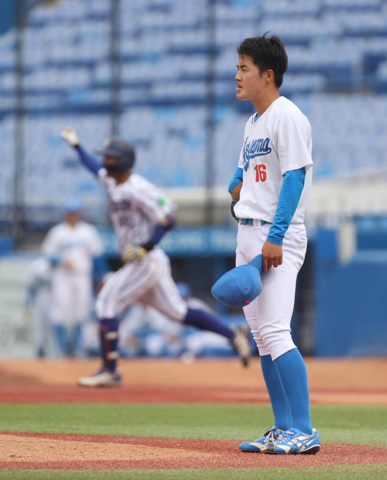 東都大学球　立正大対青学大　　6回表立正大無死、吉村優輝に本塁打を浴びた青学大・田端竜也　（撮影・柴田隆二）.=神宮球場