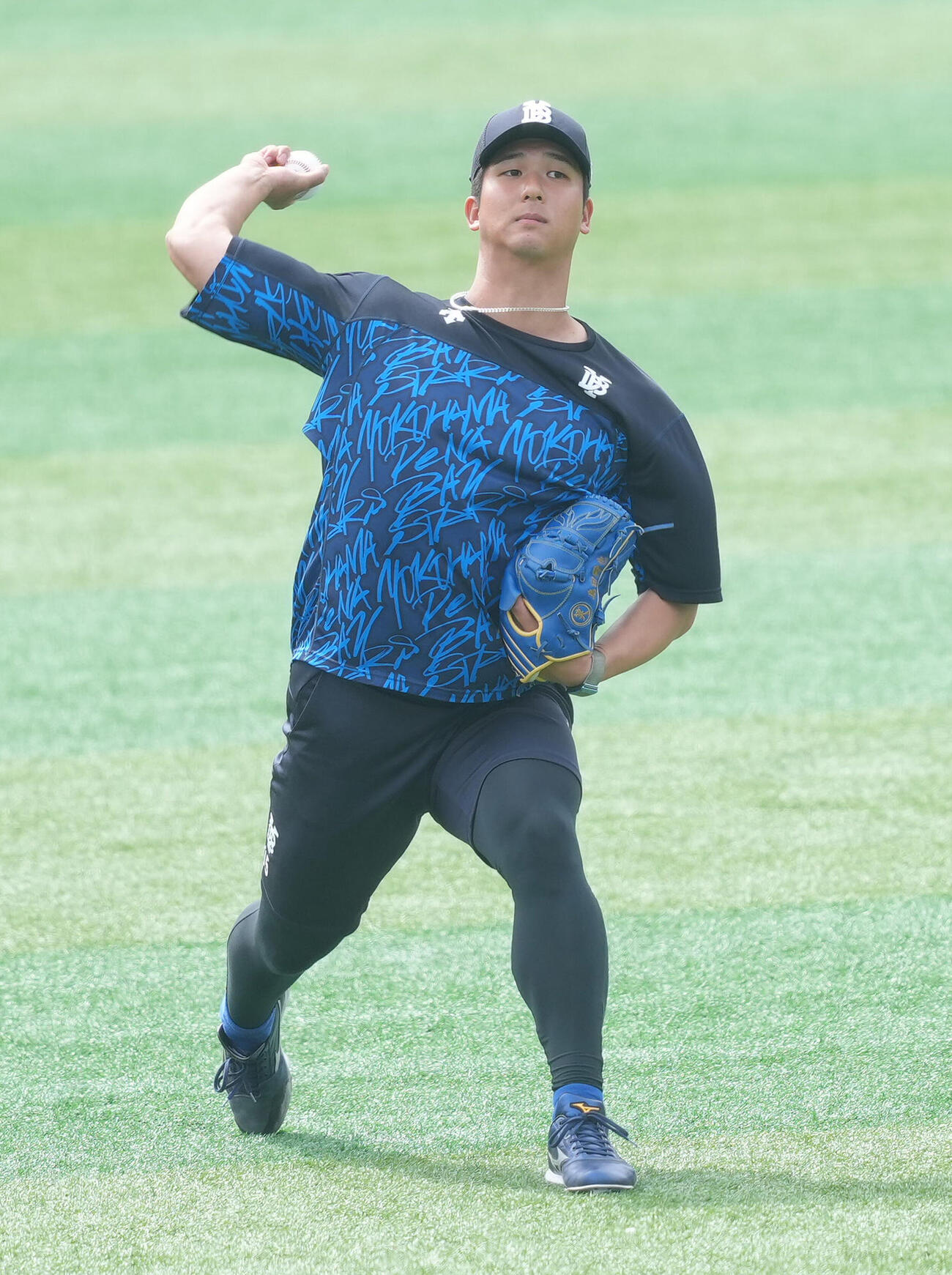 DeNA対阪神　キャッチボールで調整するDeNA島田舜也（撮影・足立雅史）