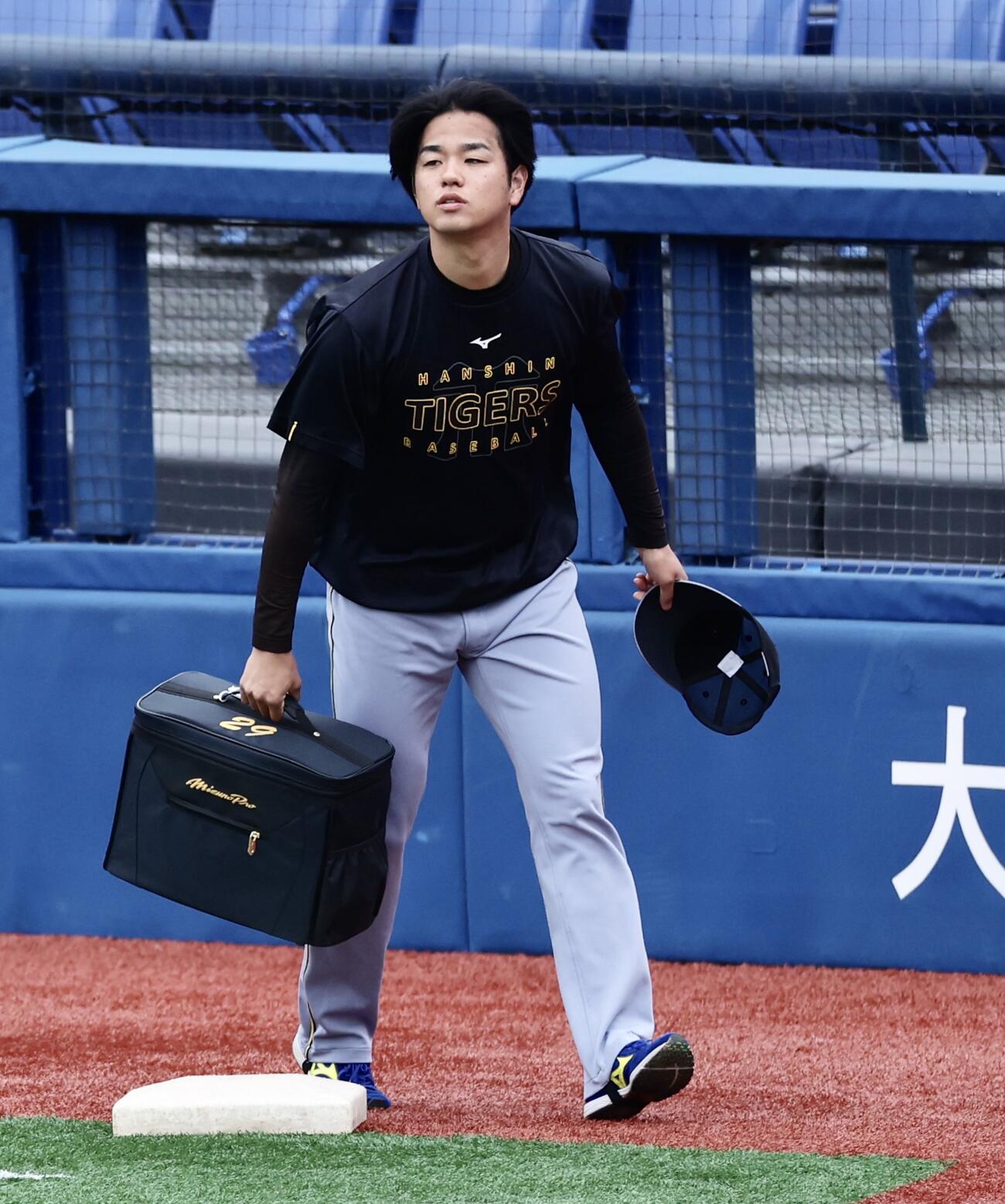 DeNA対阪神　試合前、移動する阪神高橋遥人＝2026年4月22日　