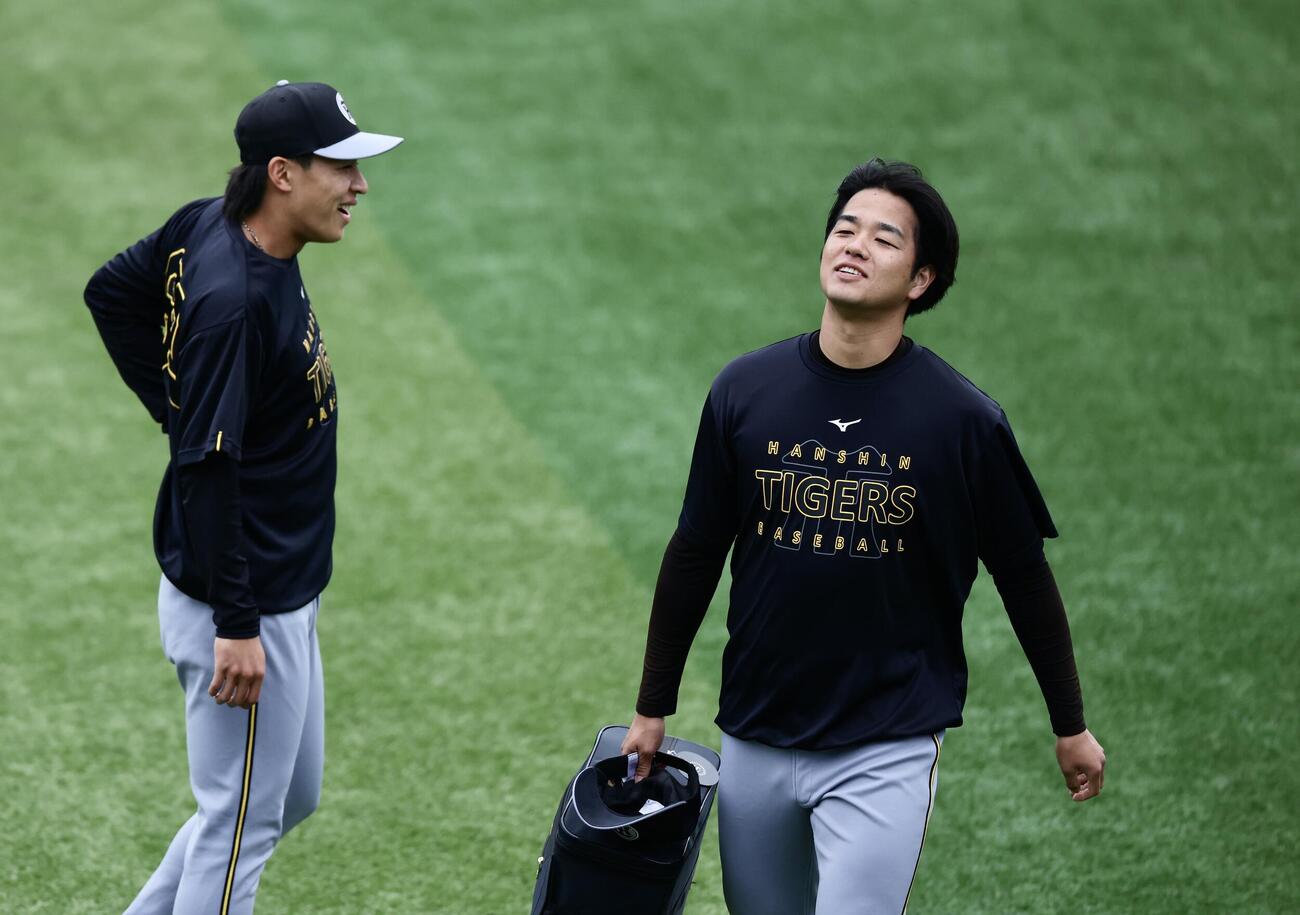 DeNA対阪神　試合前、移動する阪神高橋遥人＝2026年4月22日　