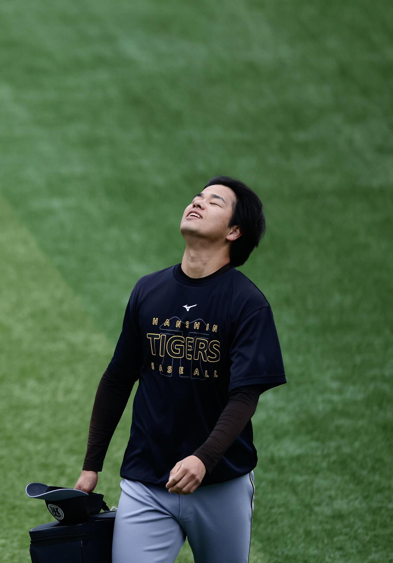 DeNA対阪神　試合前、移動する阪神高橋遥人＝2026年4月22日　