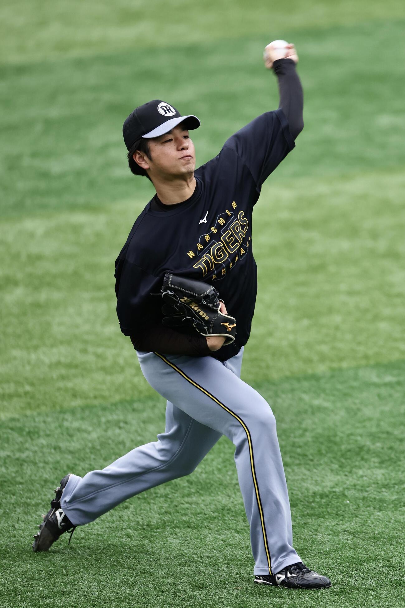 DeNA対阪神　試合前、移動する阪神高橋遥人＝2026年4月22日　