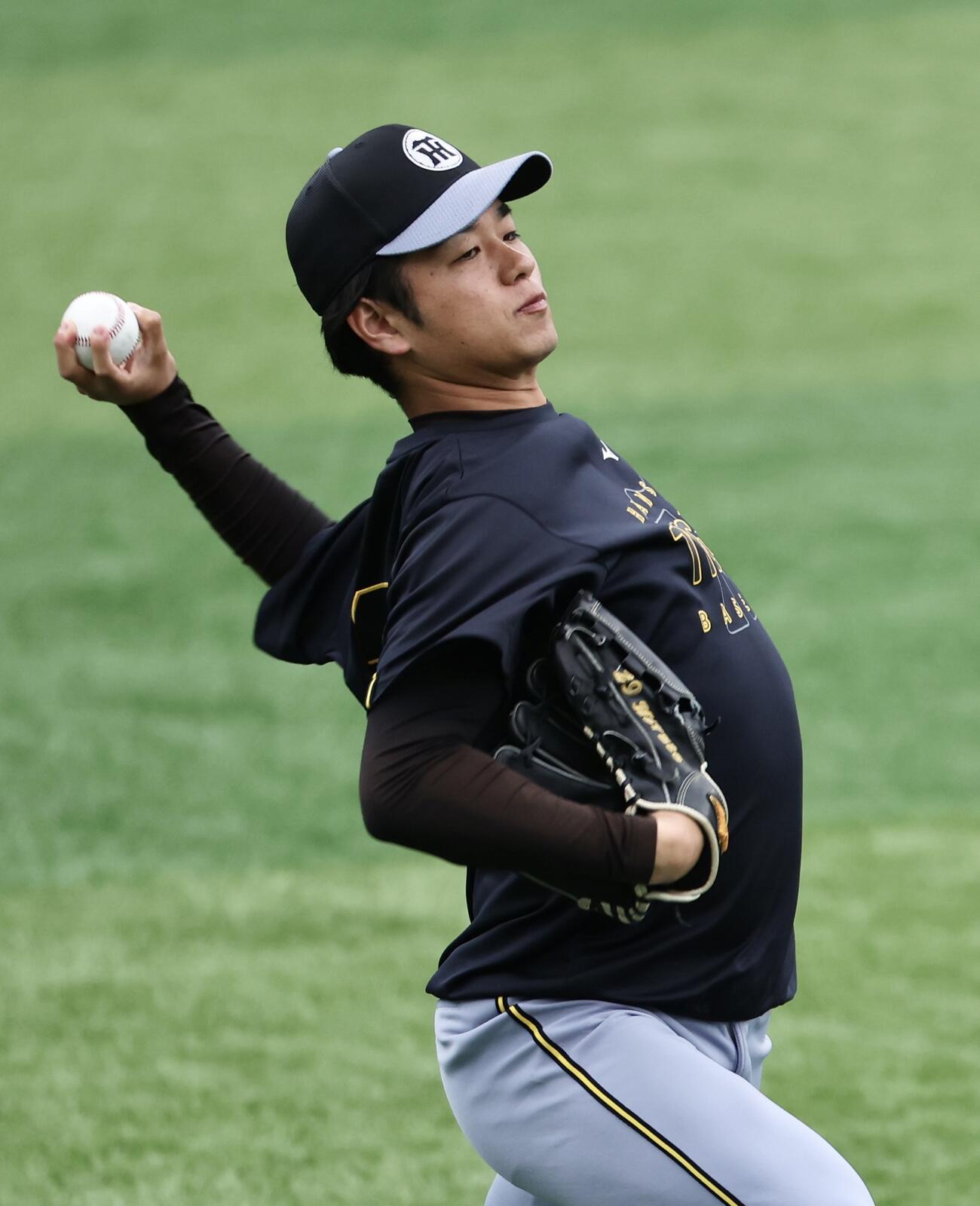 DeNA対阪神　試合前、キャッチボールする阪神高橋遥人＝2026年4月22日　