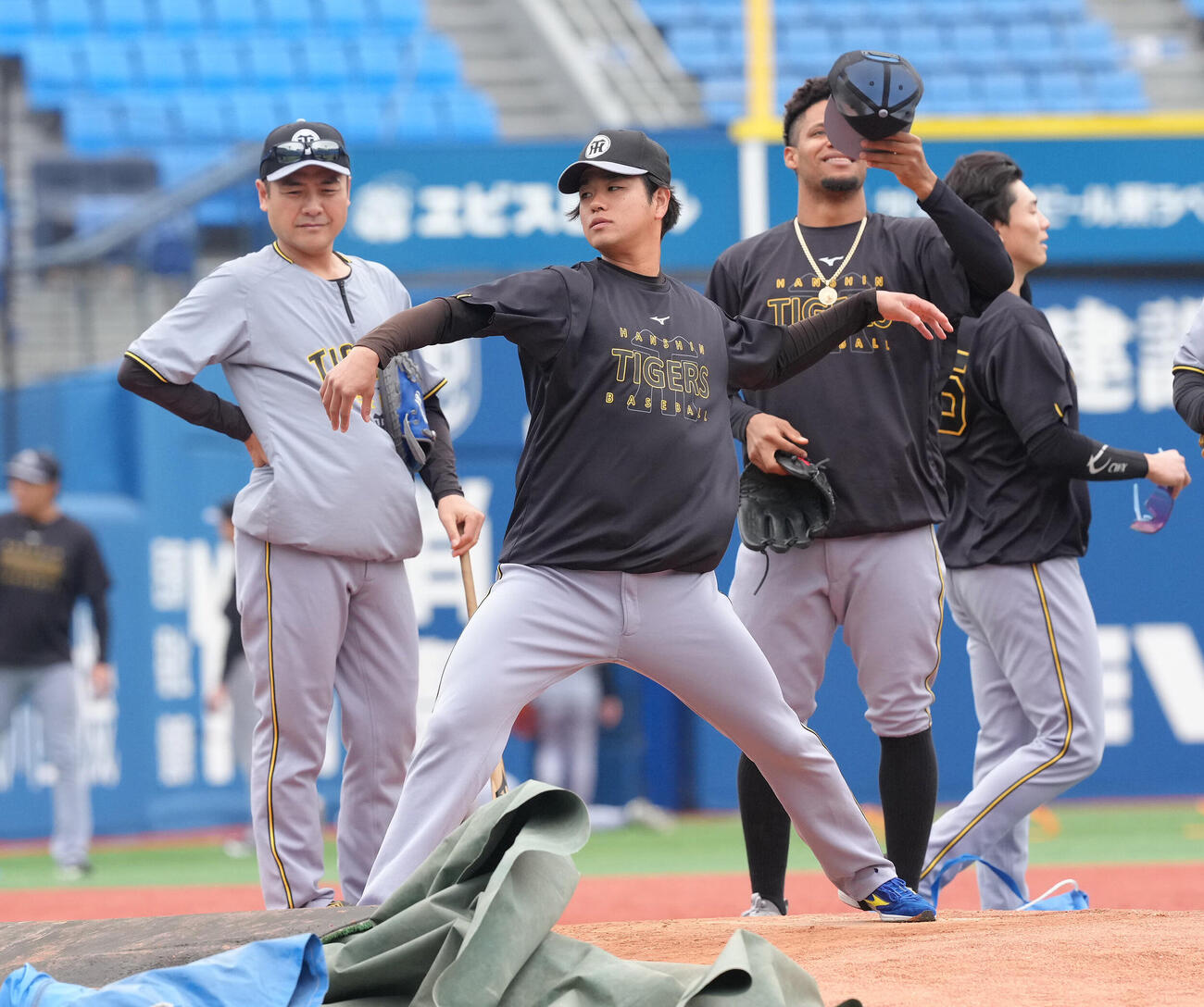 DeNA対阪神　試合前、マウンドの感触を確かめる阪神高橋遥人（撮影・足立雅史）
