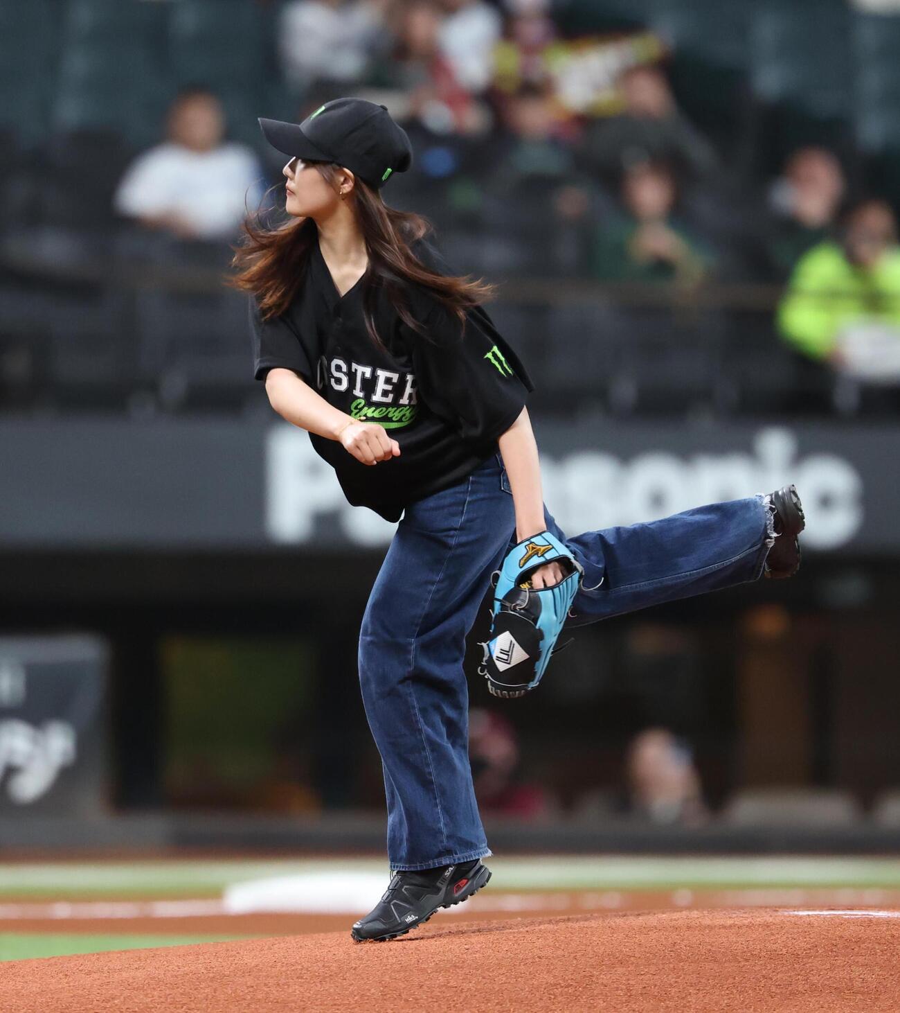 日本ハム対楽天　始球式を務める村瀬心椛（撮影・黒川智章）