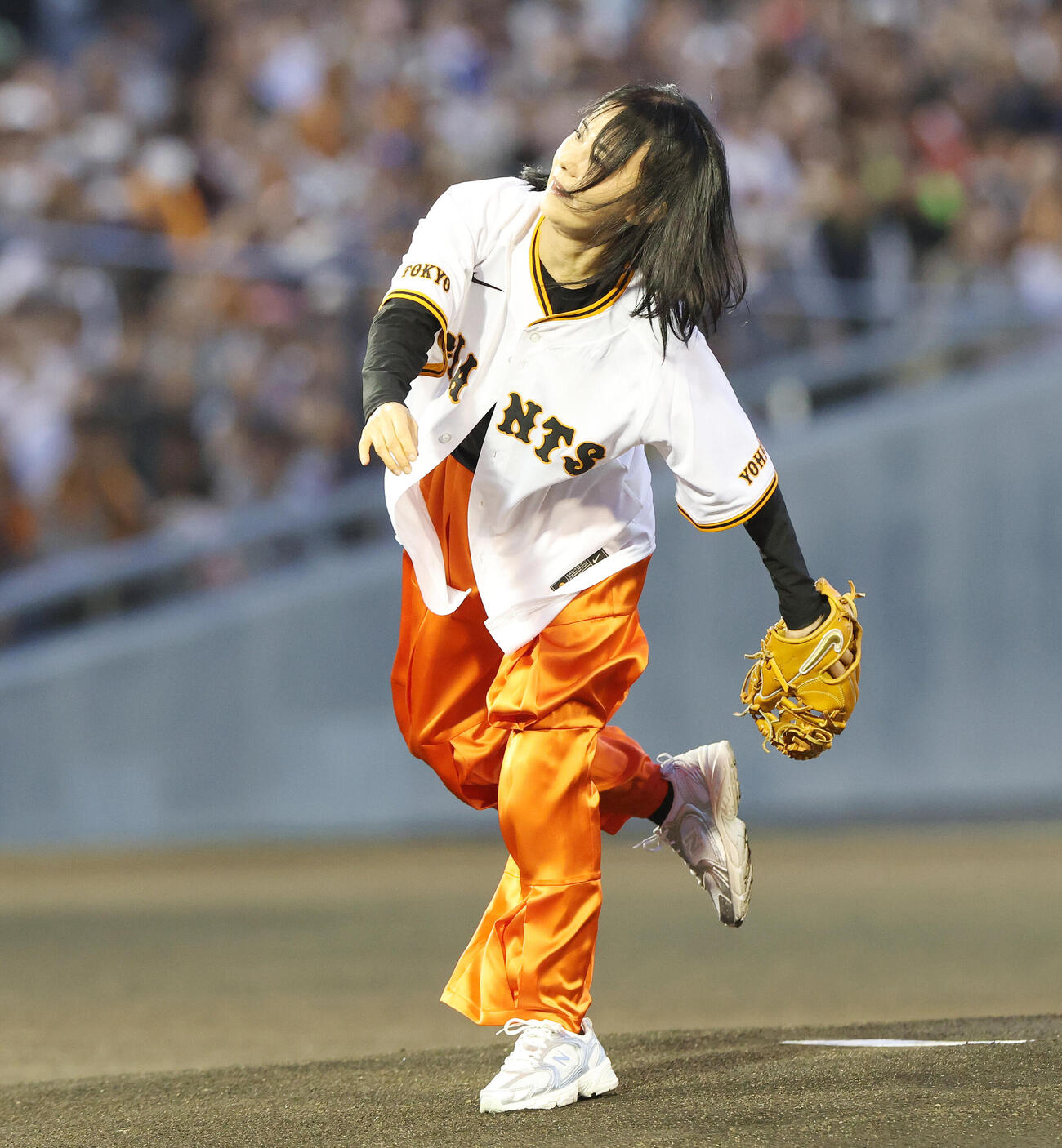 巨人対中日　ファーストピッチを務める井森美幸（撮影・宮地輝）