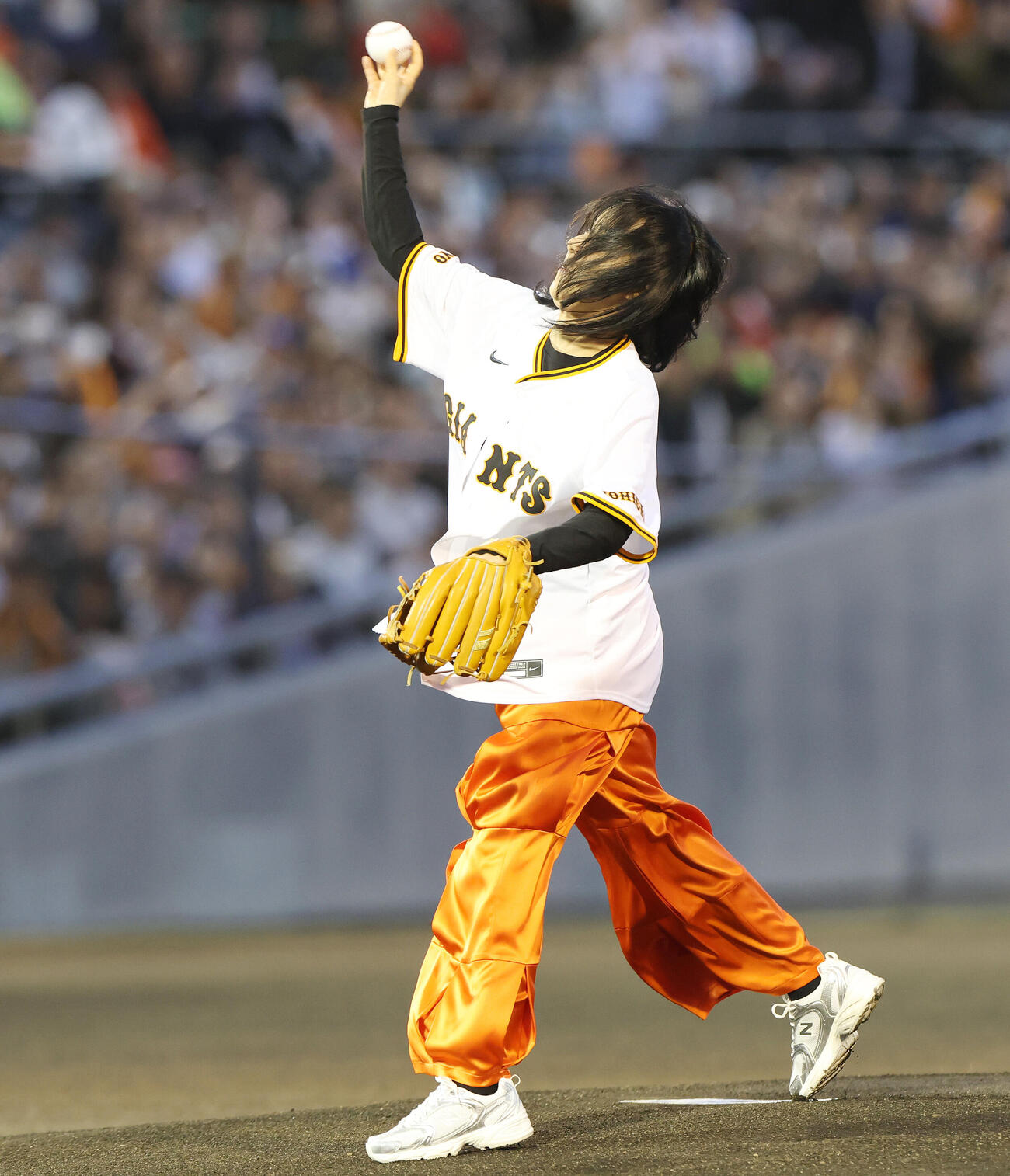 巨人対中日　ファーストピッチを務める井森美幸（撮影・宮地輝）