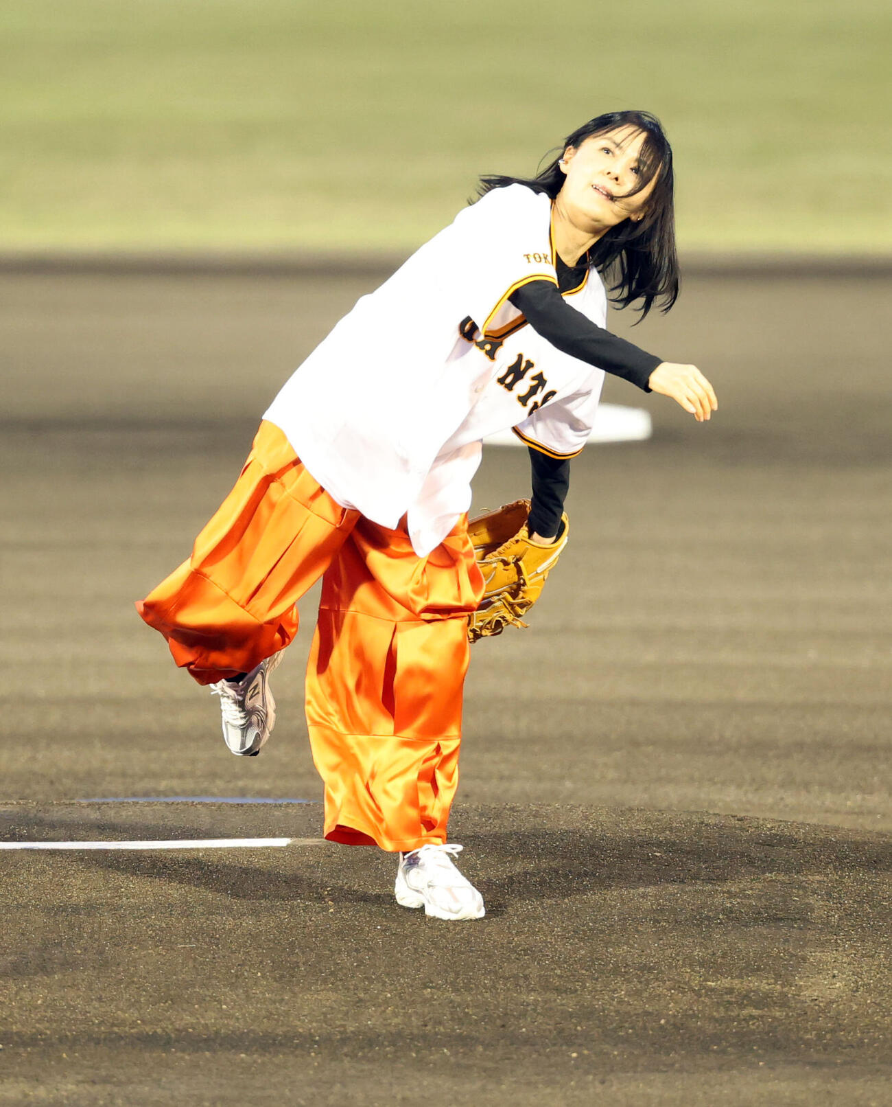 巨人対中日　ファーストピッチを務めた井森美幸（撮影・浅見桂子）