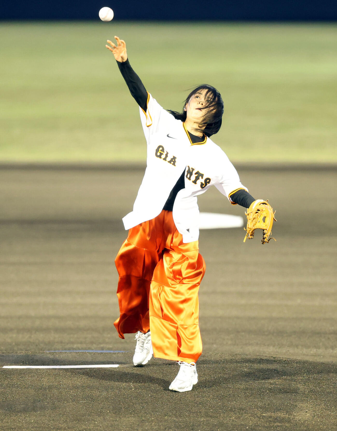 巨人対中日　ファーストピッチを務めた井森美幸（撮影・浅見桂子）