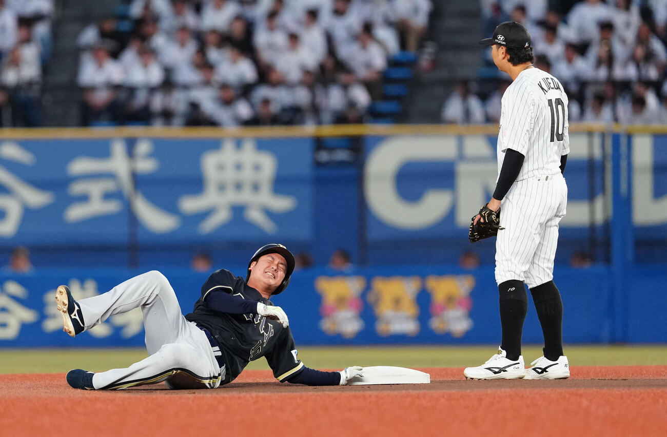 ロッテ対オリックス　1回表オリックス1死、二塁打を放つも、走塁の際に足を痛める大城滉二（撮影・鈴木みどり）＝2026年4月22日
