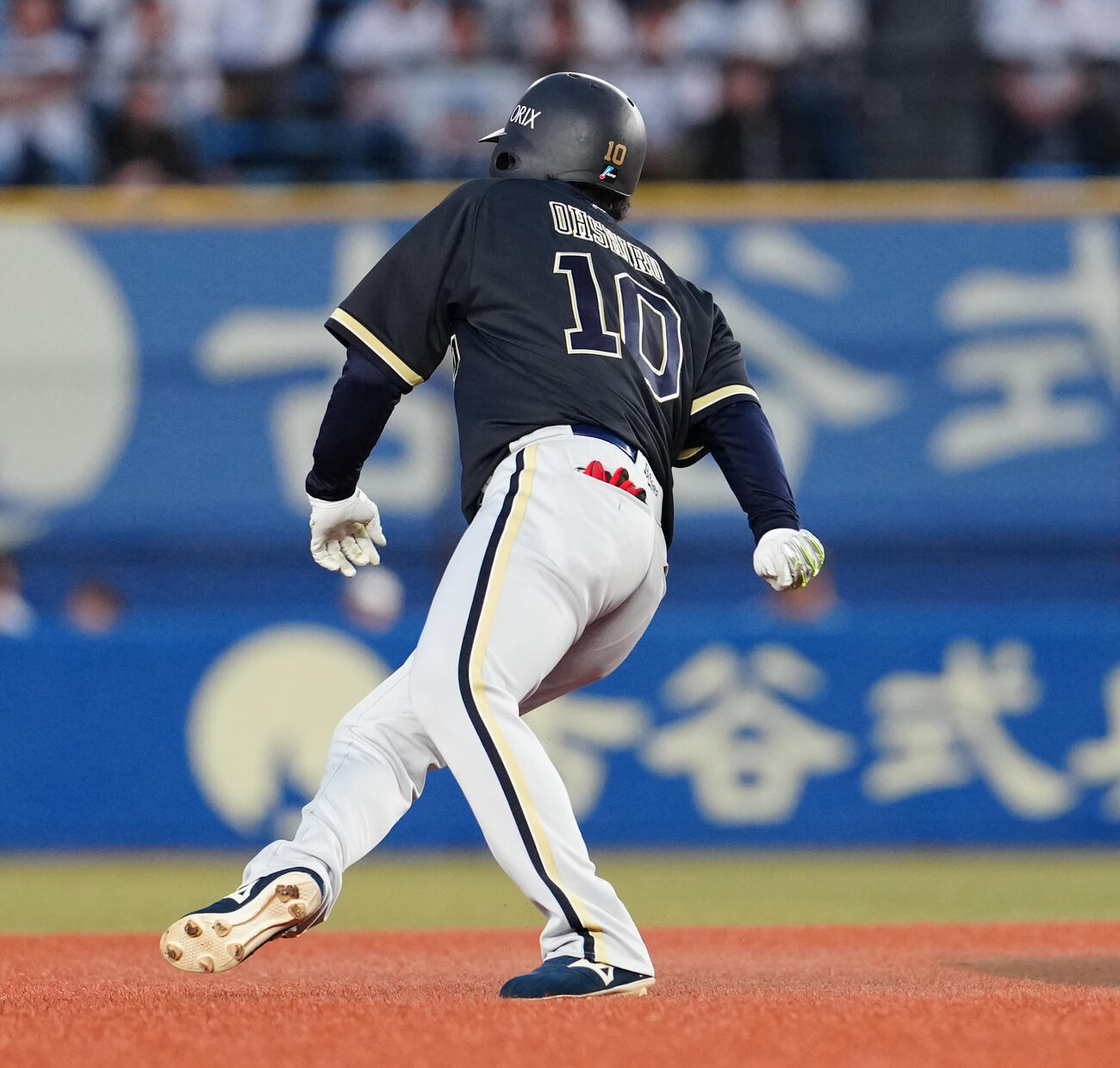 ロッテ対オリックス　1回表オリックス1死、二塁打を放つも、走塁の際に足を痛める大城滉二（撮影・鈴木みどり）＝2026年4月22日