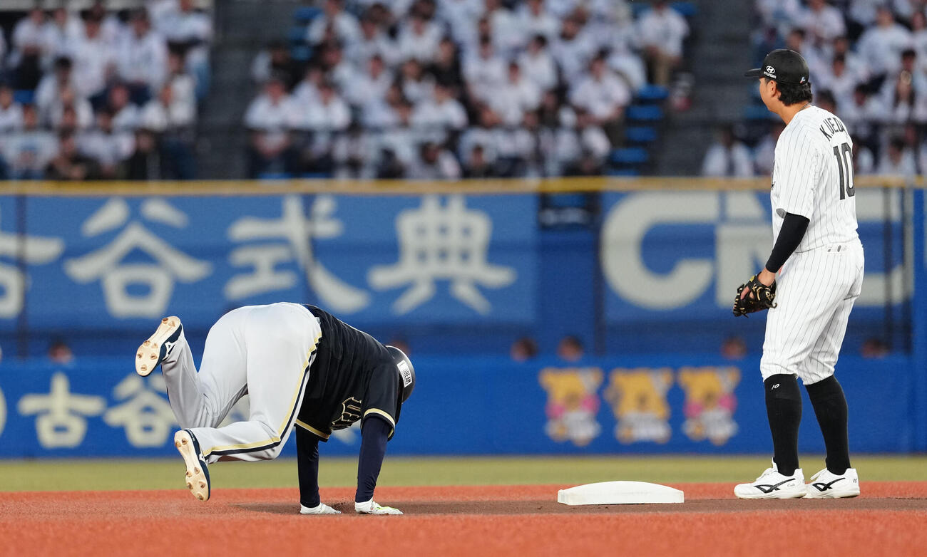 ロッテ対オリックス　1回表オリックス1死、二塁打を放つも、走塁の際に足を痛める大城滉二（撮影・鈴木みどり）＝2026年4月22日