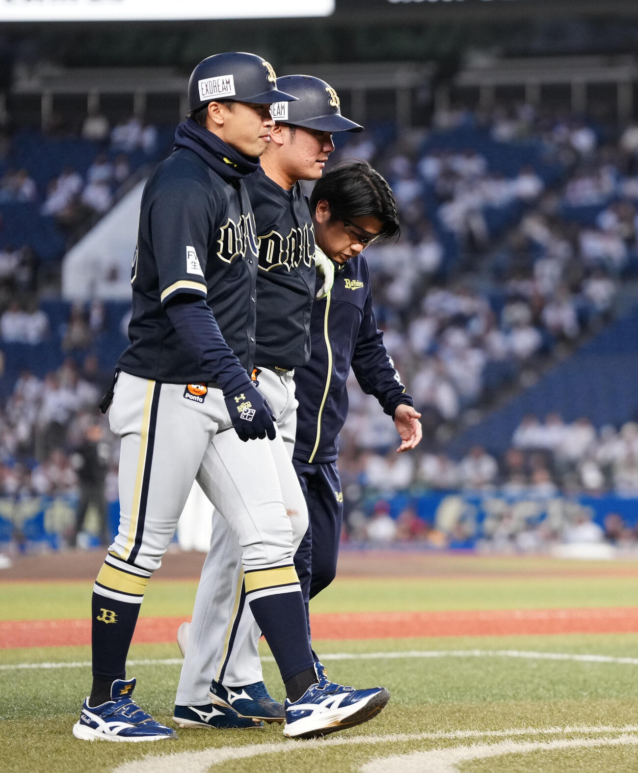 ロッテ対オリックス　1回表オリックス1死、二塁打を放つも、走塁の際に足を痛めベンチへ下がる大城滉二（中央）。そのまま交代となる（撮影・鈴木みどり）＝2026年4月22日
