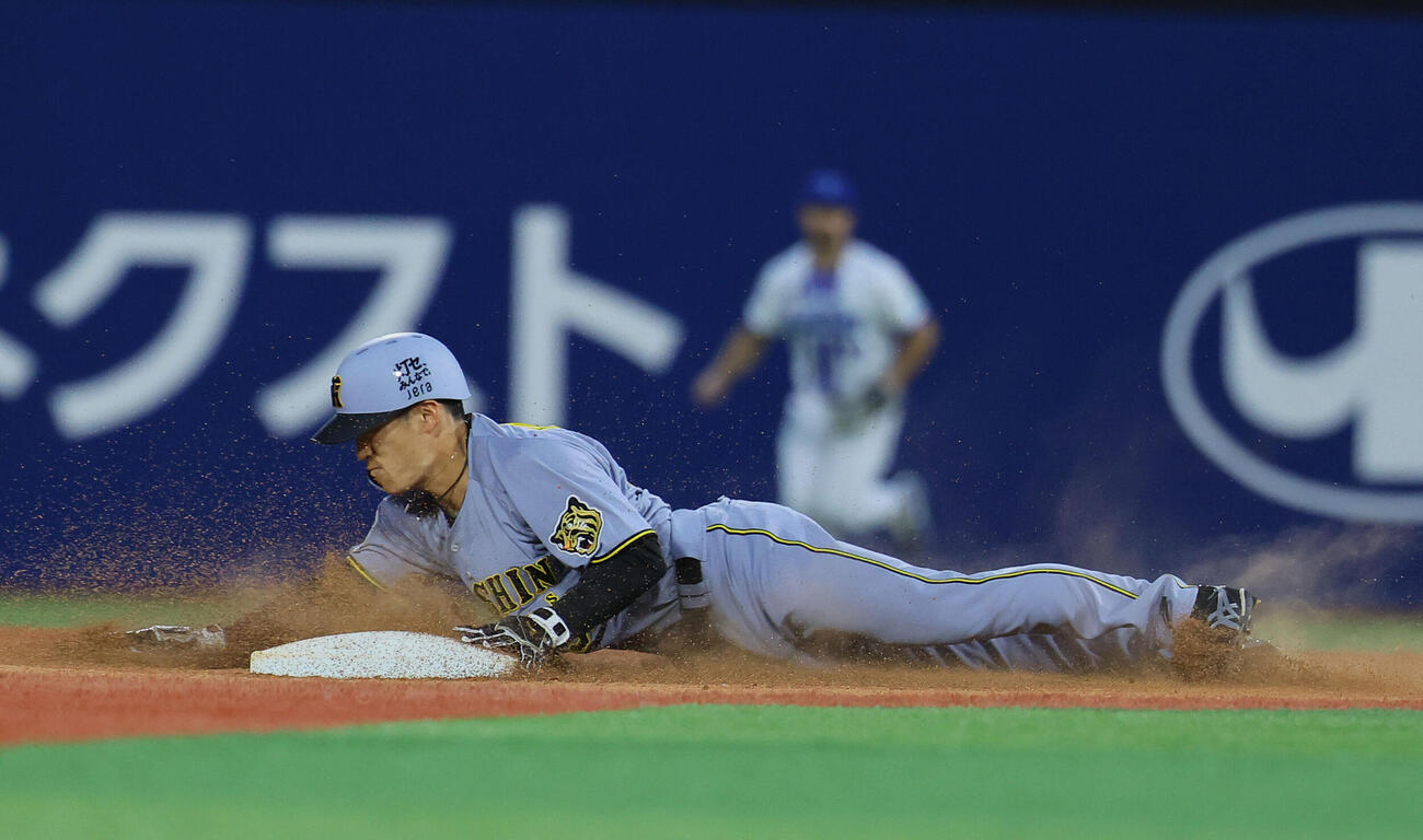 DeNA対阪神　2回表阪神2死一塁、打者坂本誠志郎のとき二盗を決める福島圭音（撮影・藤尾明華）