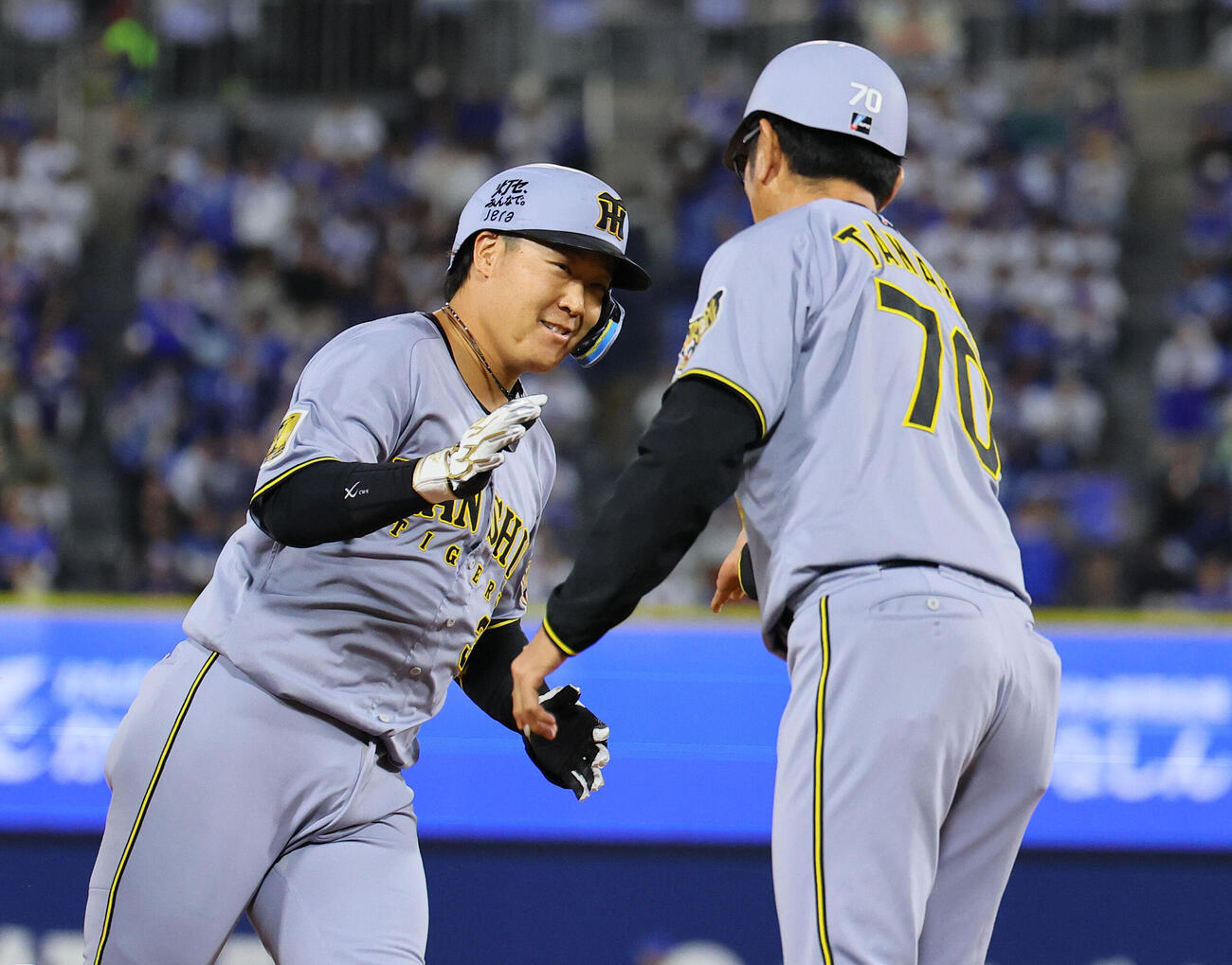 DeNA対阪神　3回表阪神2死満塁、大山悠輔は満塁本塁打を放ち笑顔で三塁を回る（撮影・藤尾明華）