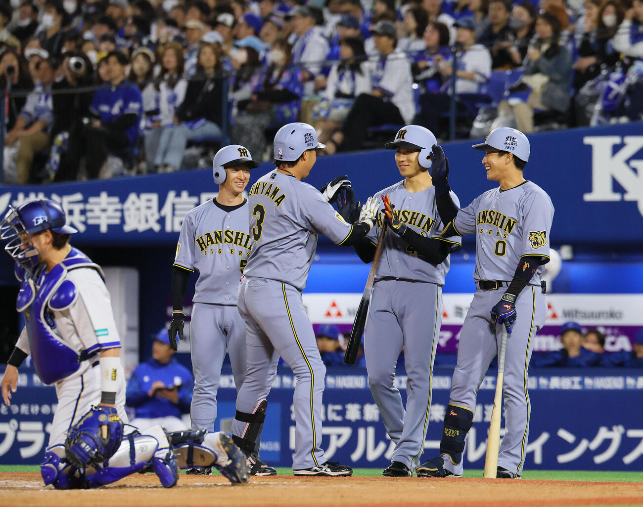 DeNA対阪神　3回表阪神2死満塁、満塁本塁打を放った大山悠輔を出迎える茨木秀俊（右から2人目）ら（撮影・藤尾明華）
