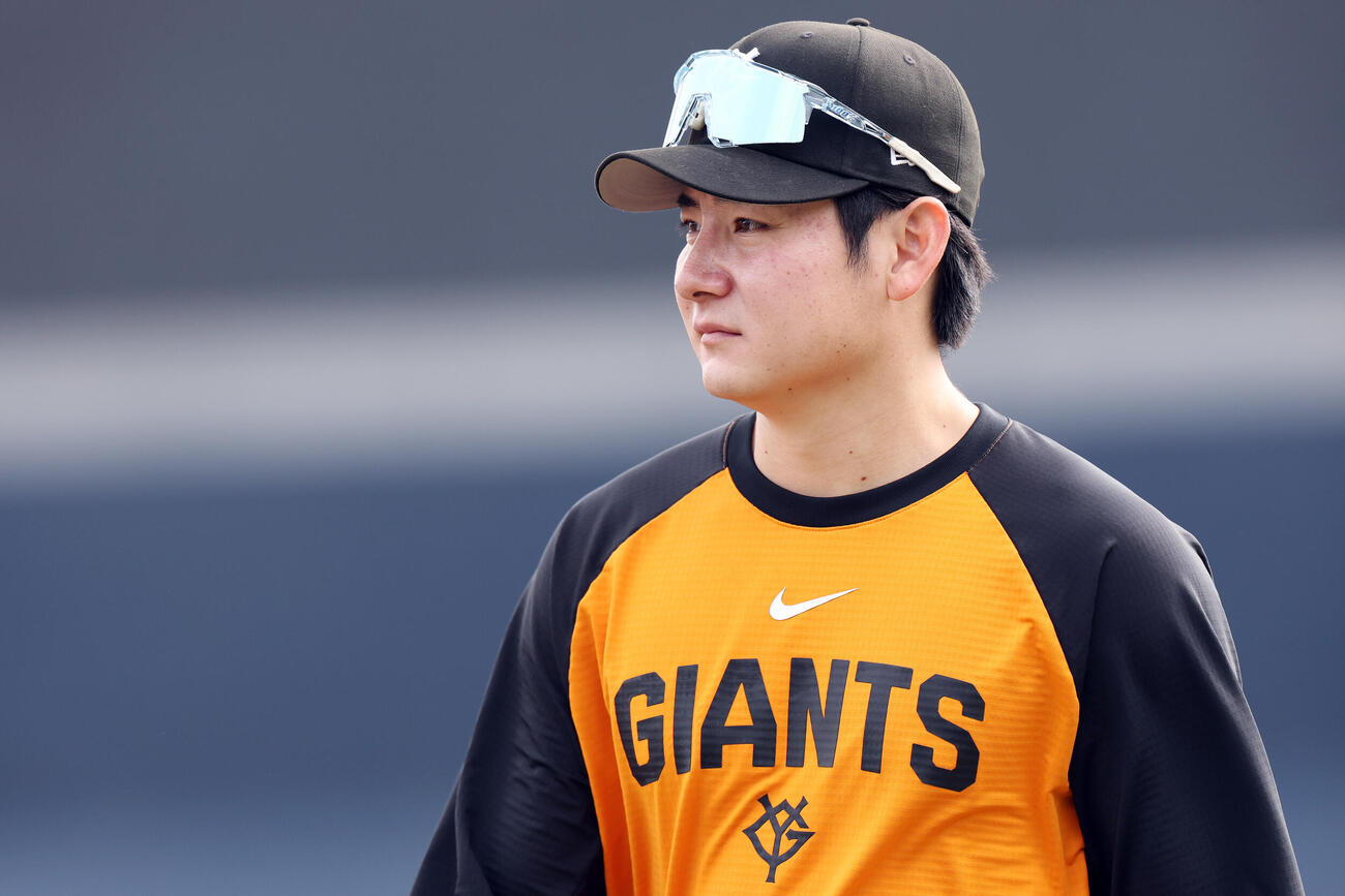 巨人対中日　試合前練習を終え引き揚げる巨人竹丸和幸（撮影・宮地輝）